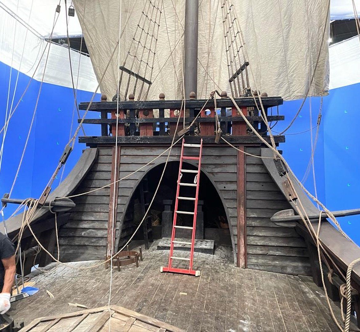 Un barco pirata con una escalera roja en la cubierta.