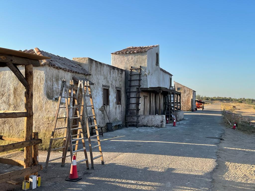 Una escalera de madera está situada delante de un edificio.