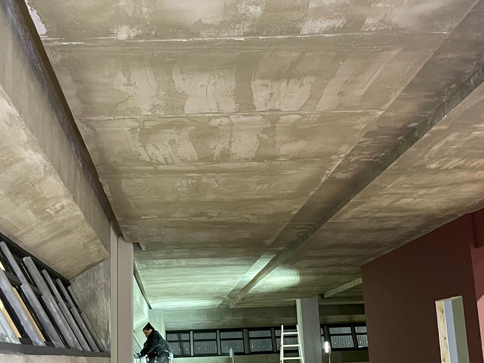 Un hombre está trabajando en el techo de un edificio.