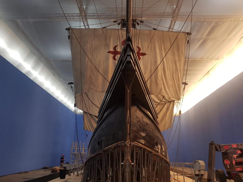 Un modelo de un barco pirata cuelga del techo en un museo.