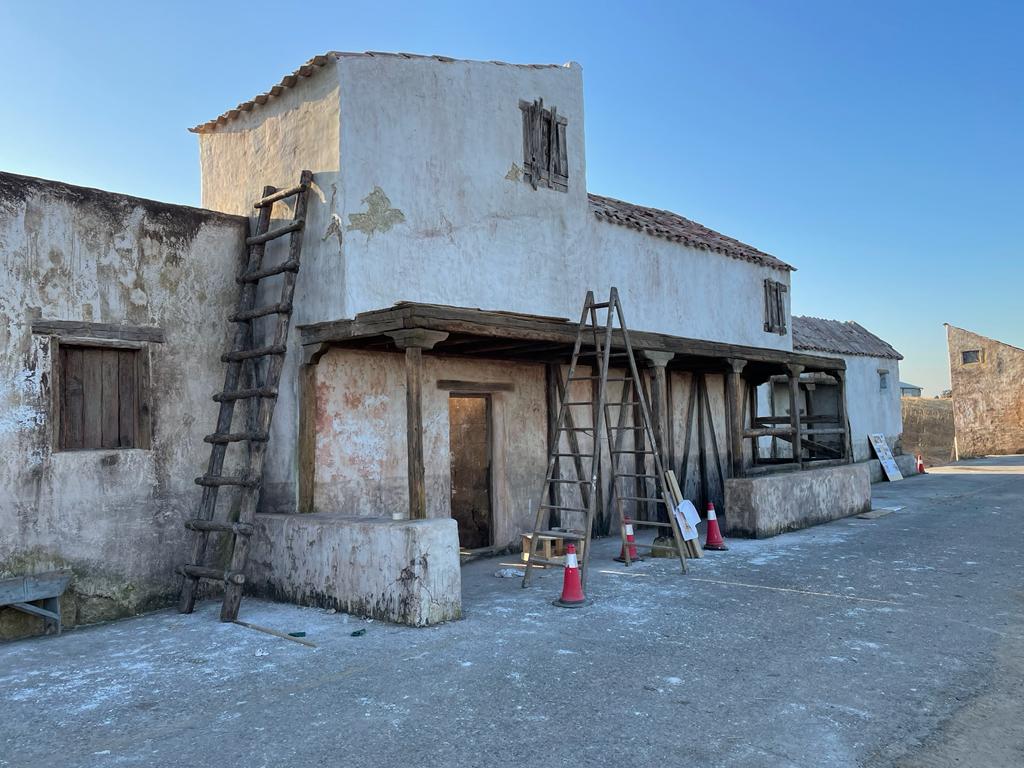 Un edificio con una escalera al costado.
