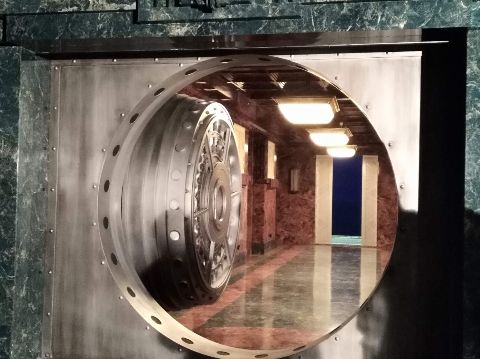 Una puerta de bóveda con un agujero redondo en ella