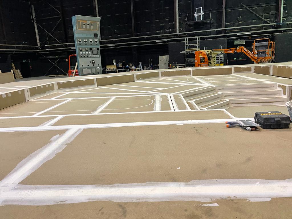 Una habitación grande con muchas líneas blancas en el suelo.