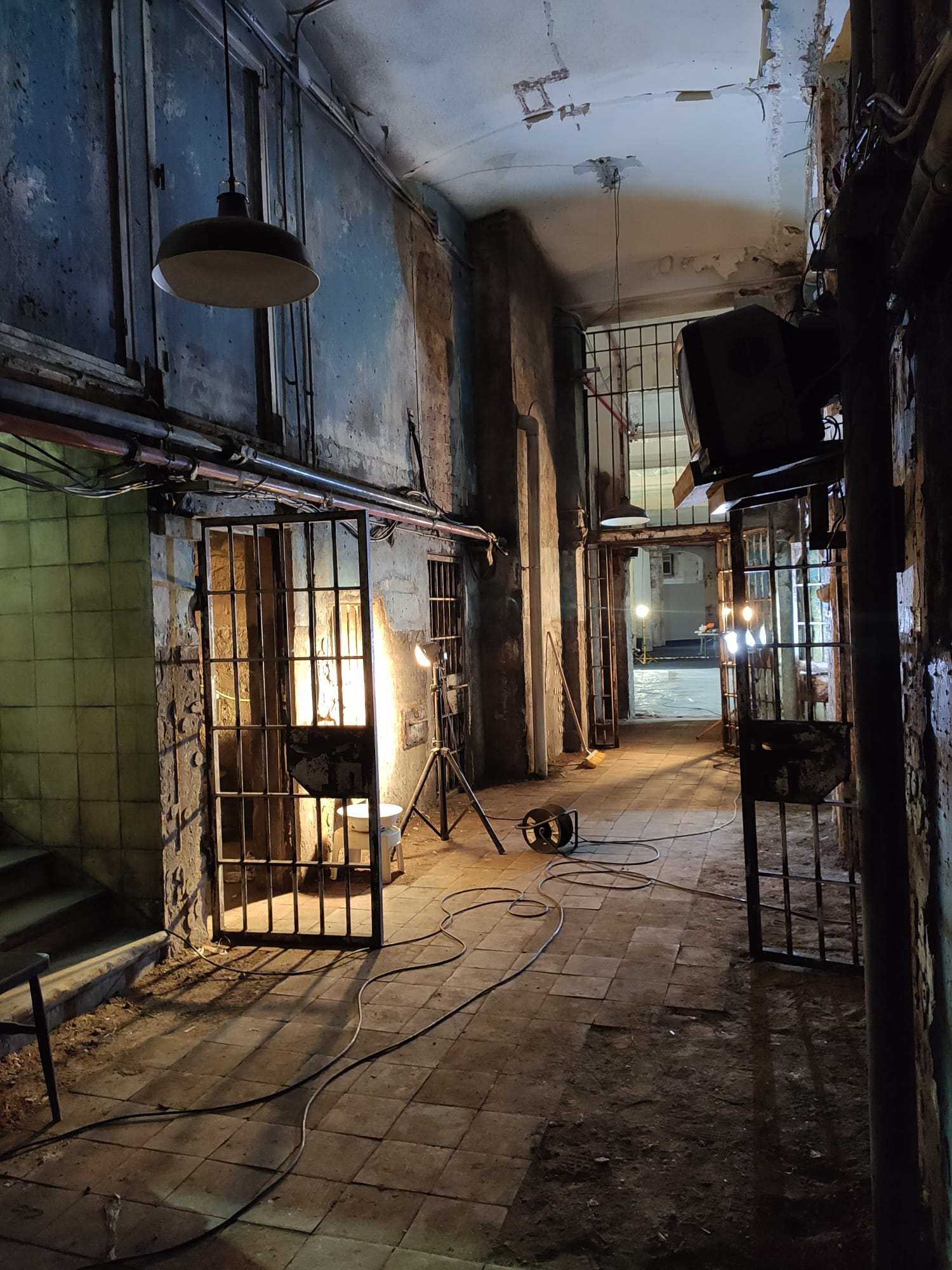 Un largo pasillo con una jaula en el medio.