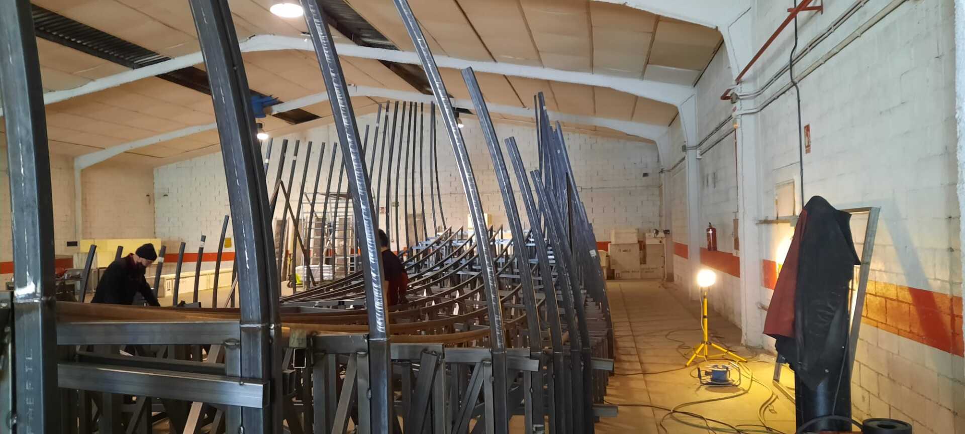 Se está construyendo una gran valla metálica en un almacén.