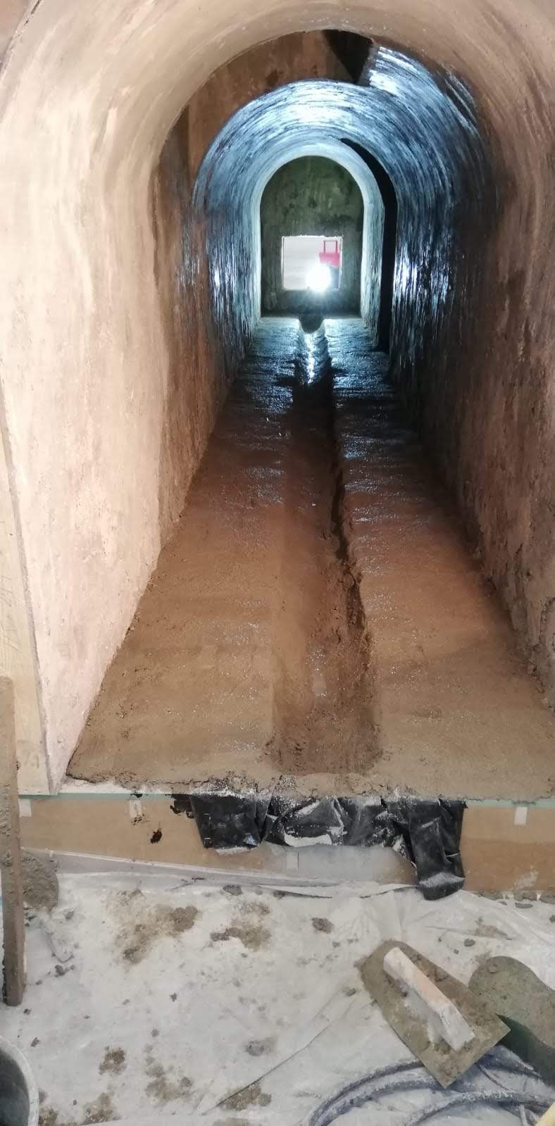 Un túnel con una ventana en el medio.