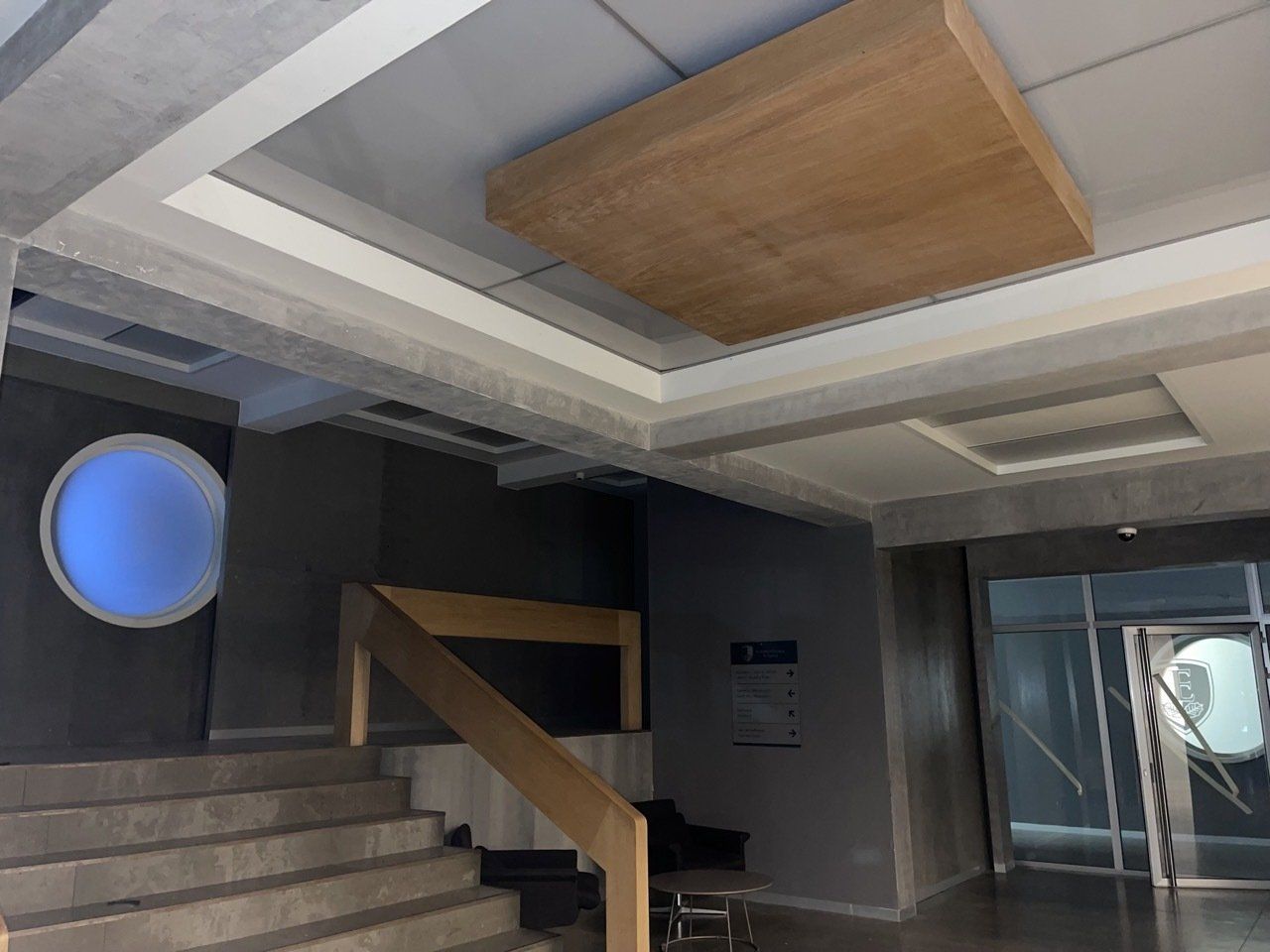 Una escalera en un edificio con barandilla de madera