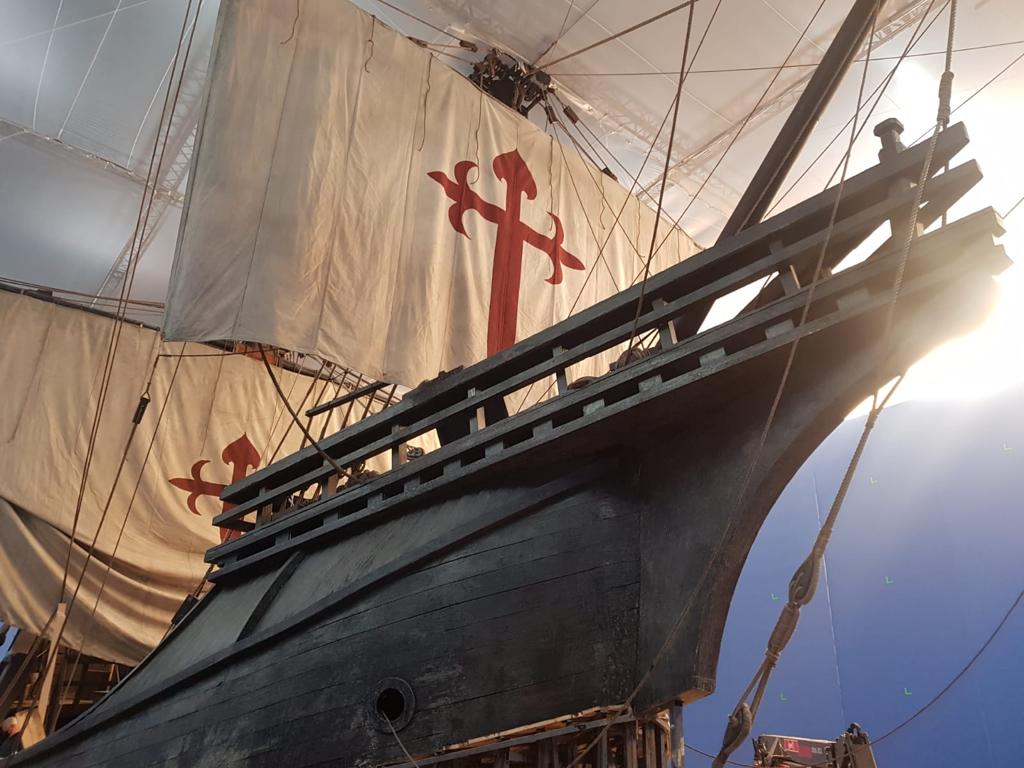 Un gran barco con una cruz en las velas