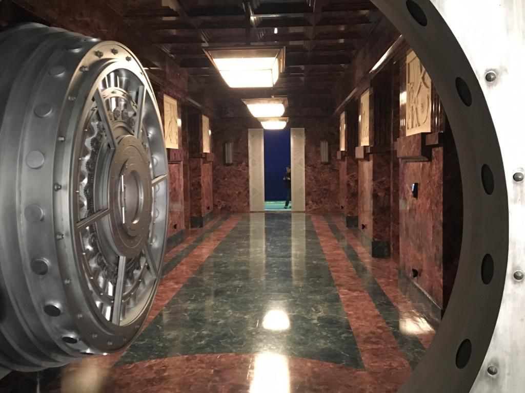 Una puerta de bóveda está abierta en un pasillo de un edificio.