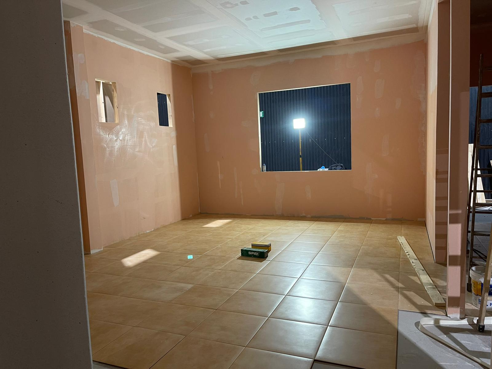 Una habitación con suelo de baldosas y una ventana.