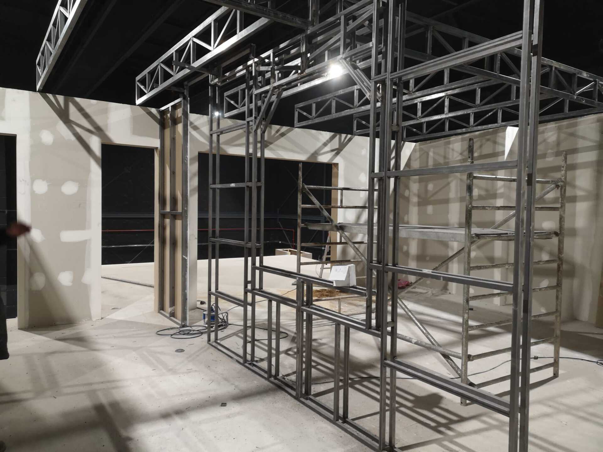 Una habitación con muchos andamios de metal.