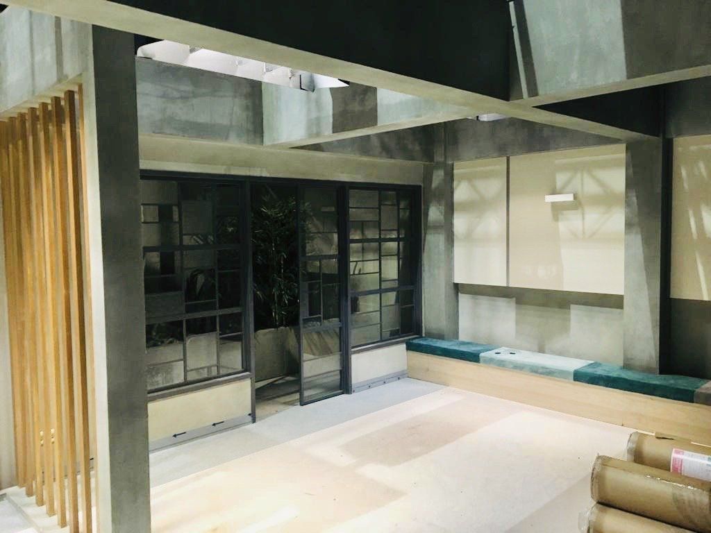 Una habitación grande con muchas ventanas y un banco.