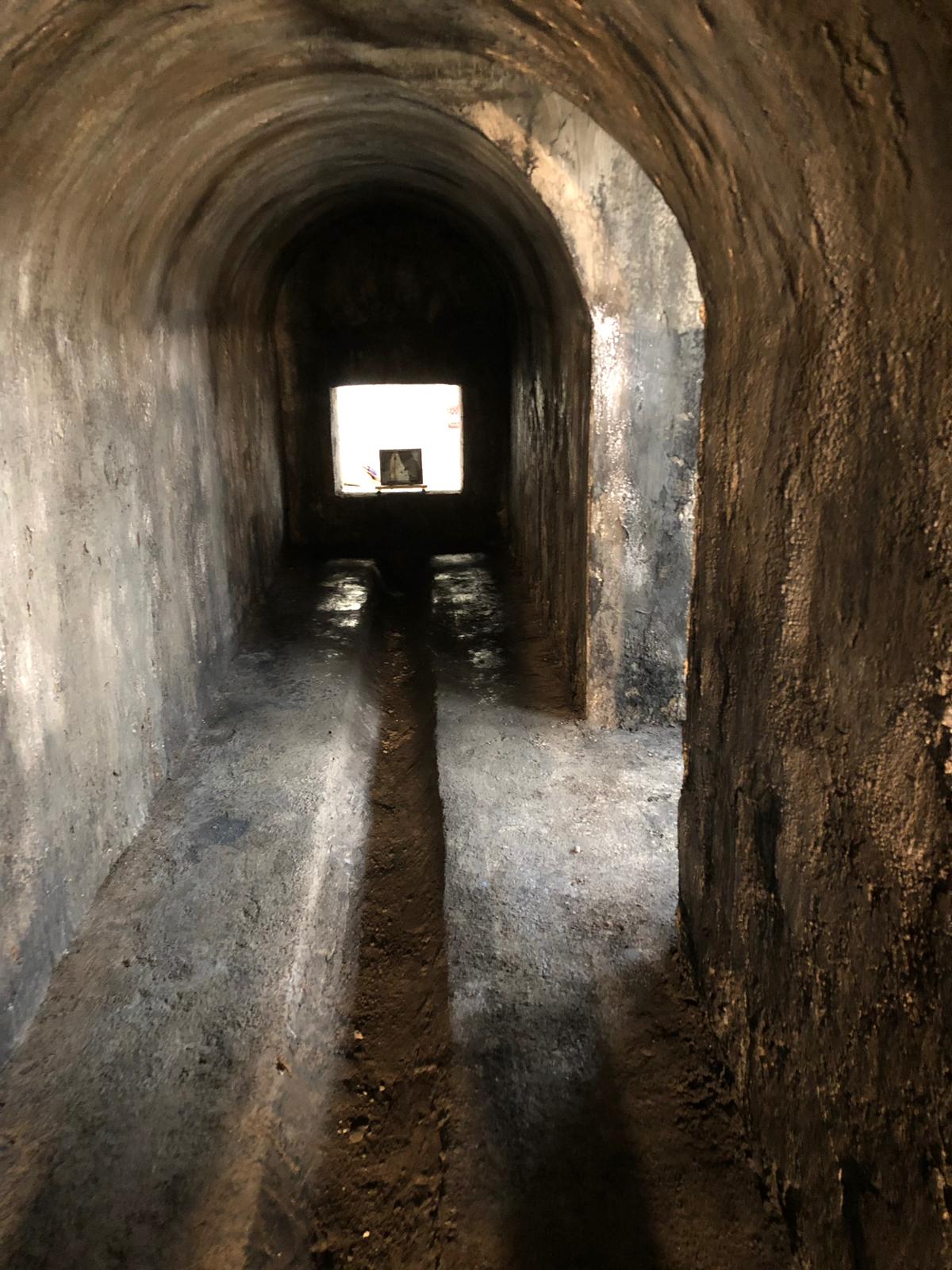 Un túnel oscuro con una luz al final.