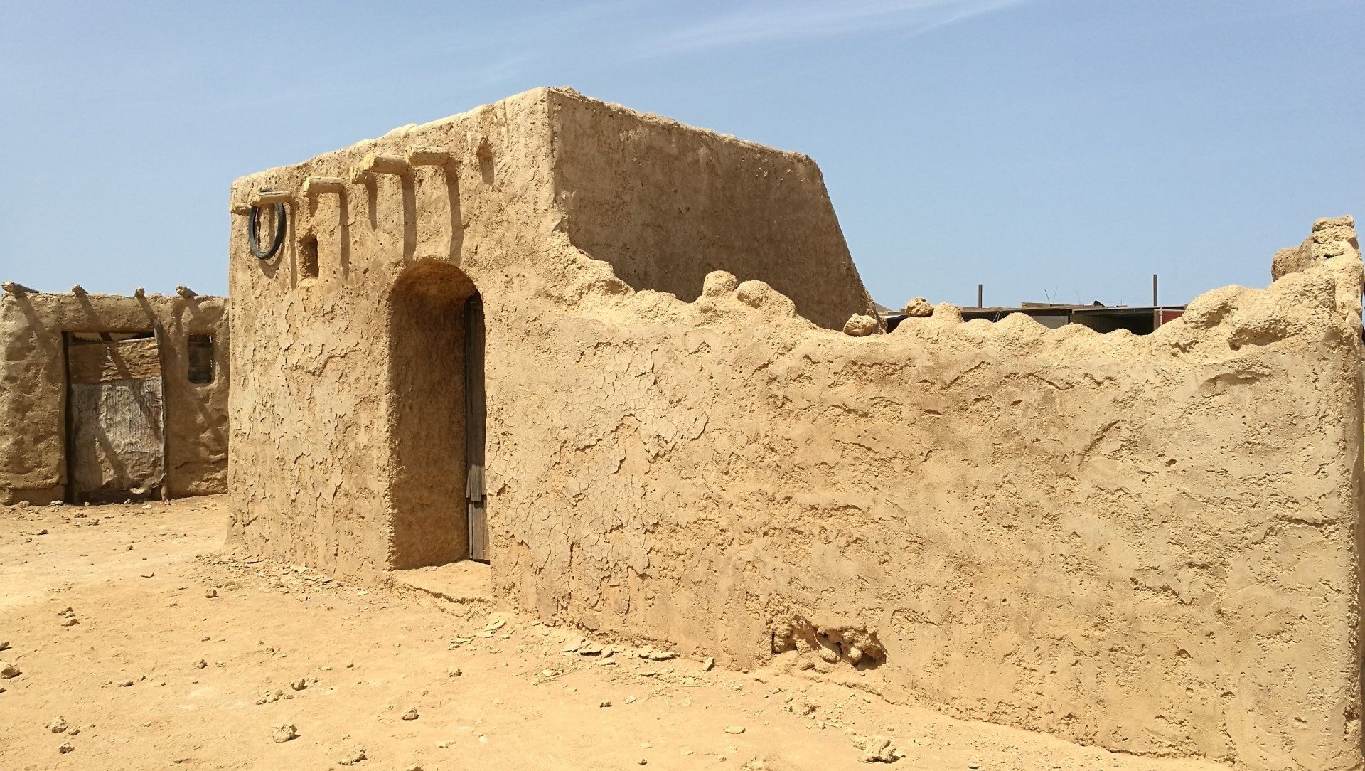 Un edificio muy antiguo en medio del desierto.