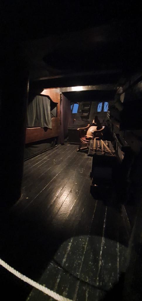 Una habitación oscura con una cuerda colgando del techo.