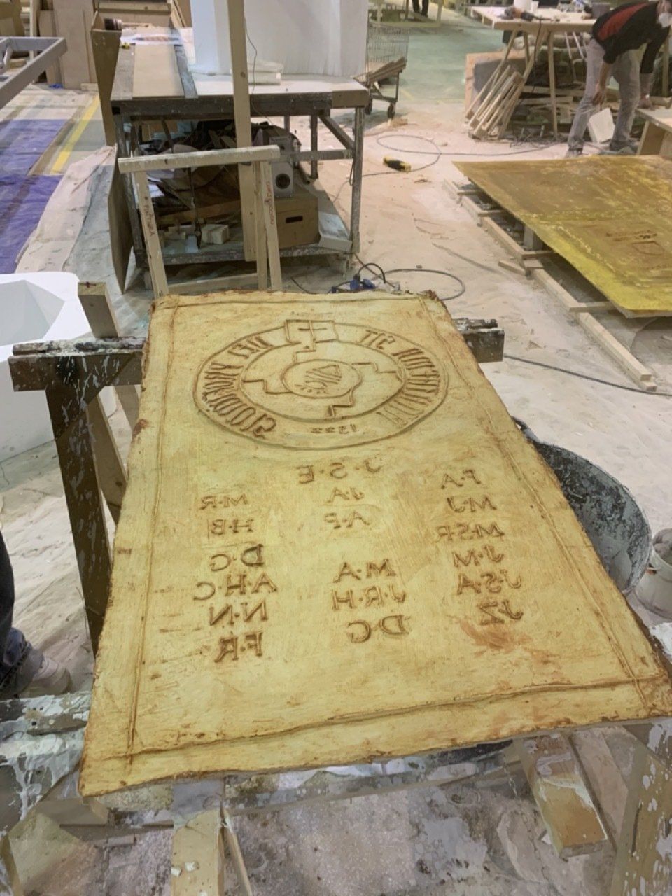 Un gran trozo de madera con escritura china está sobre una mesa.