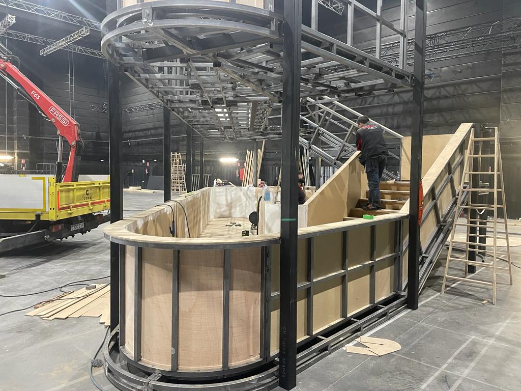 Un hombre está trabajando en una escalera de un edificio.