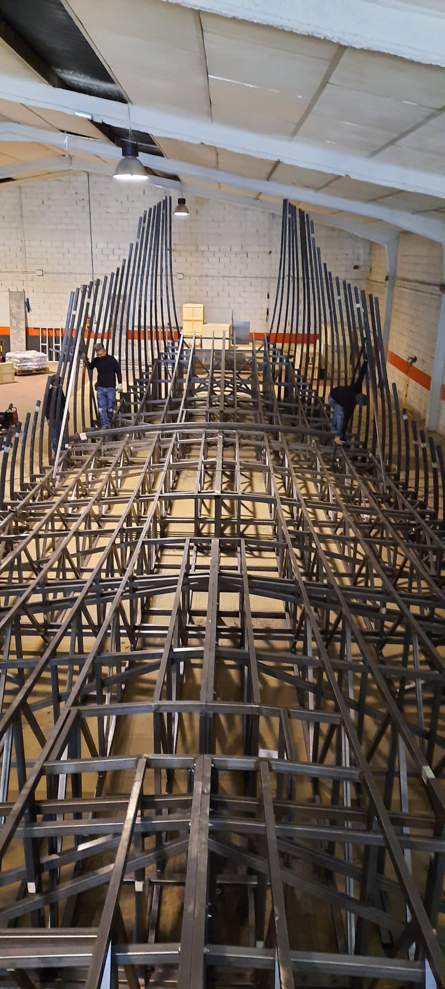 Se está construyendo una gran estructura metálica en una fábrica.