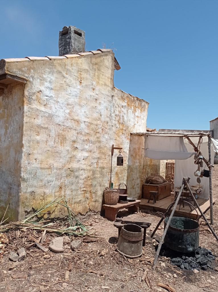 Un edificio muy antiguo con una chimenea encima.