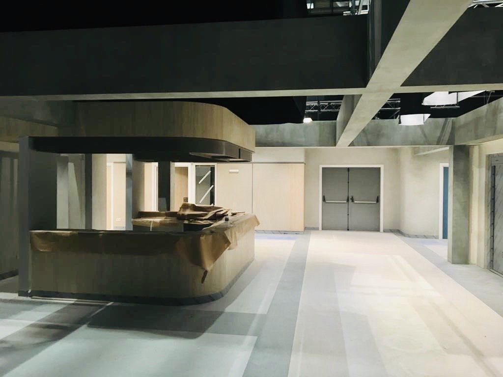 Una habitación grande con un mostrador en el medio.