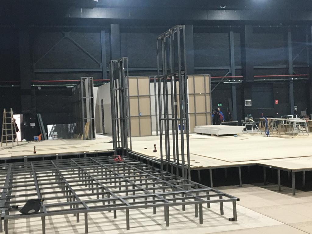 Una habitación grande con muchos marcos de metal.