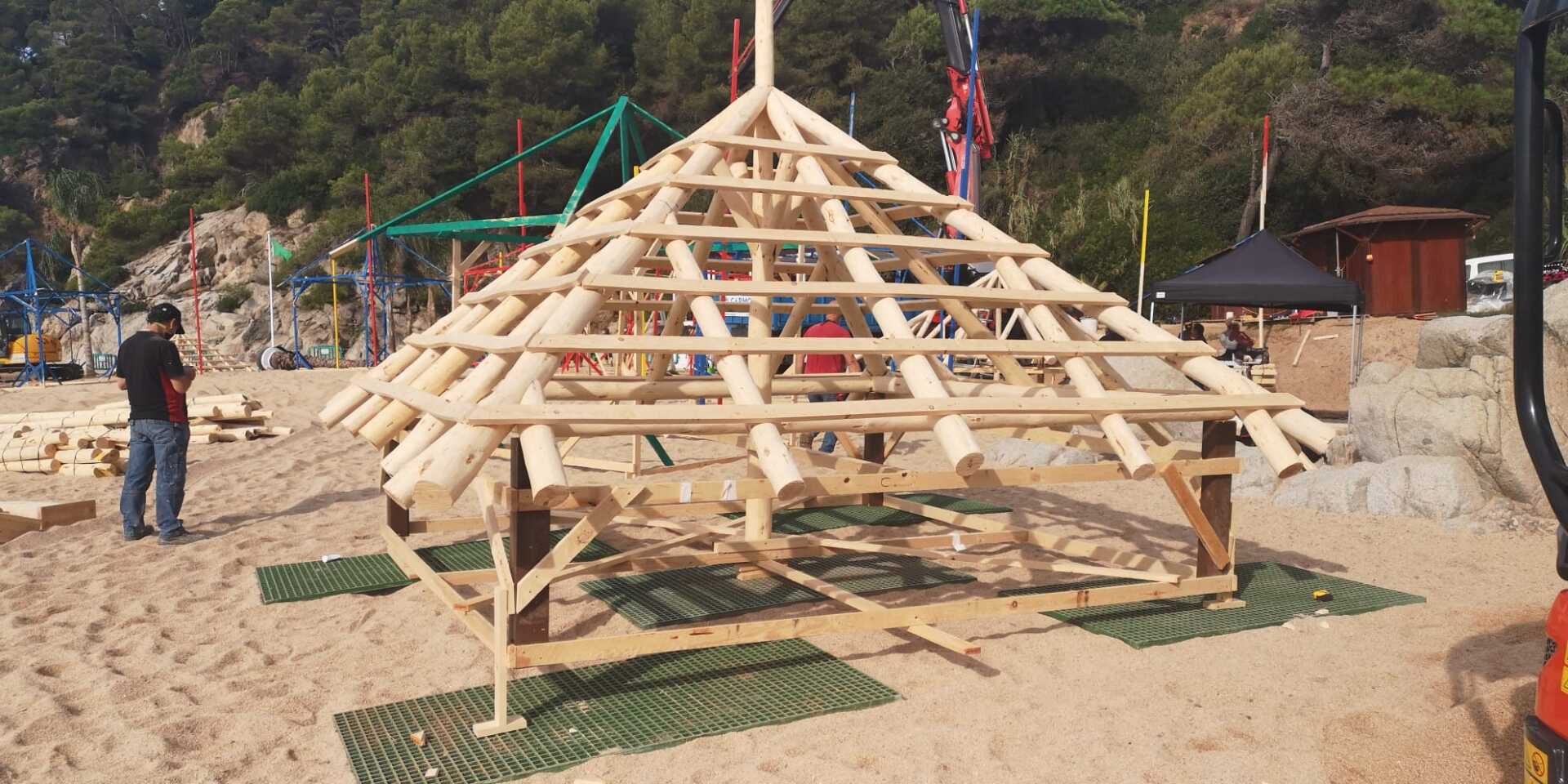 Se está construyendo una estructura de madera en la playa.
