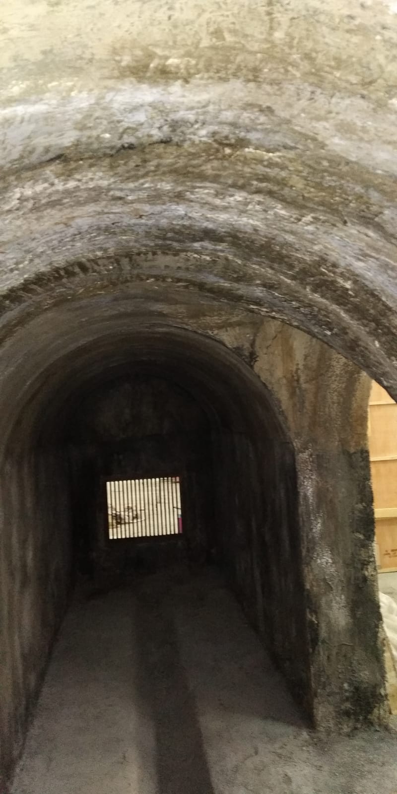 Un túnel con una ventana en el medio.