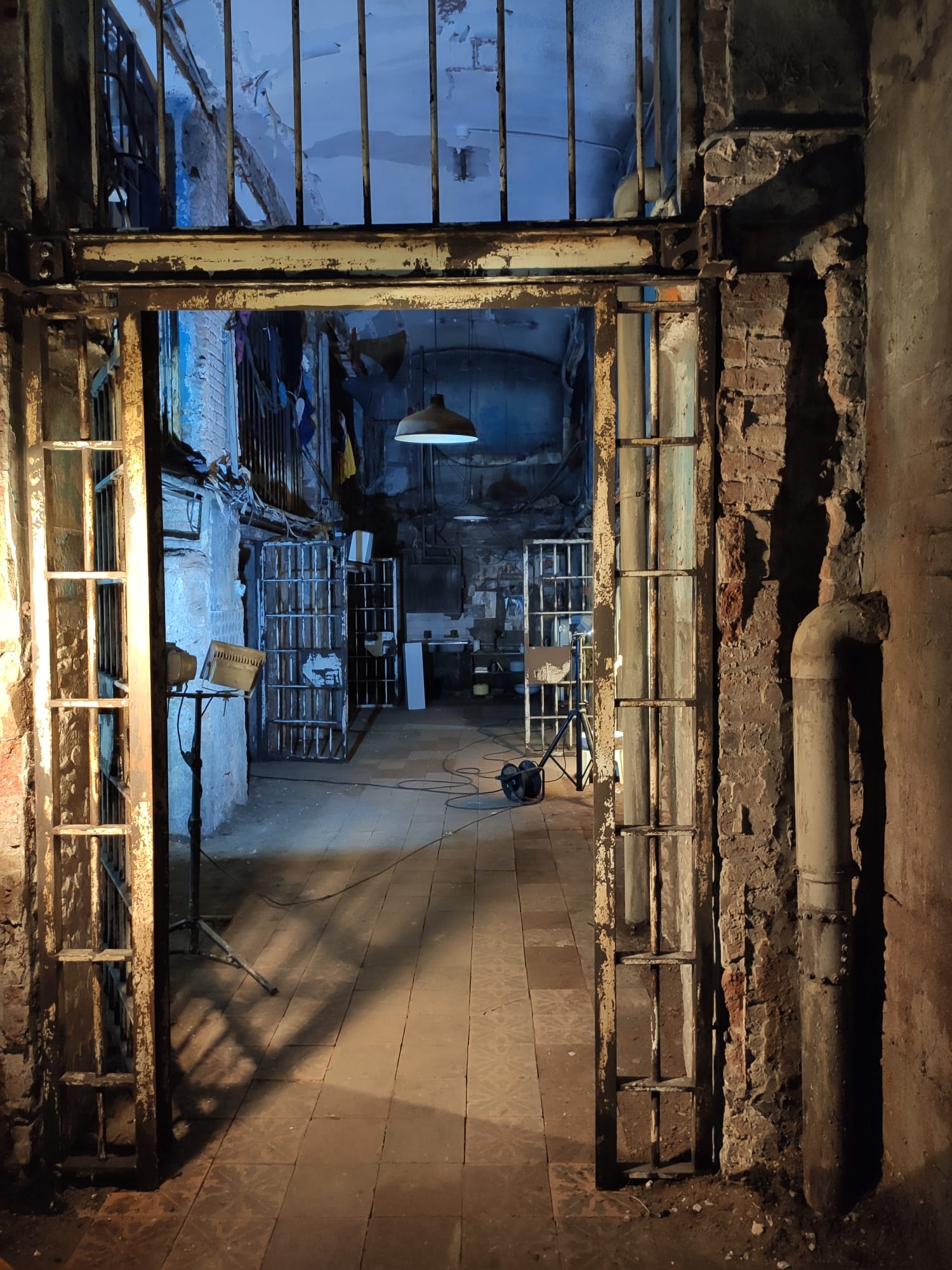 Una habitación oscura con algunas luces en las paredes