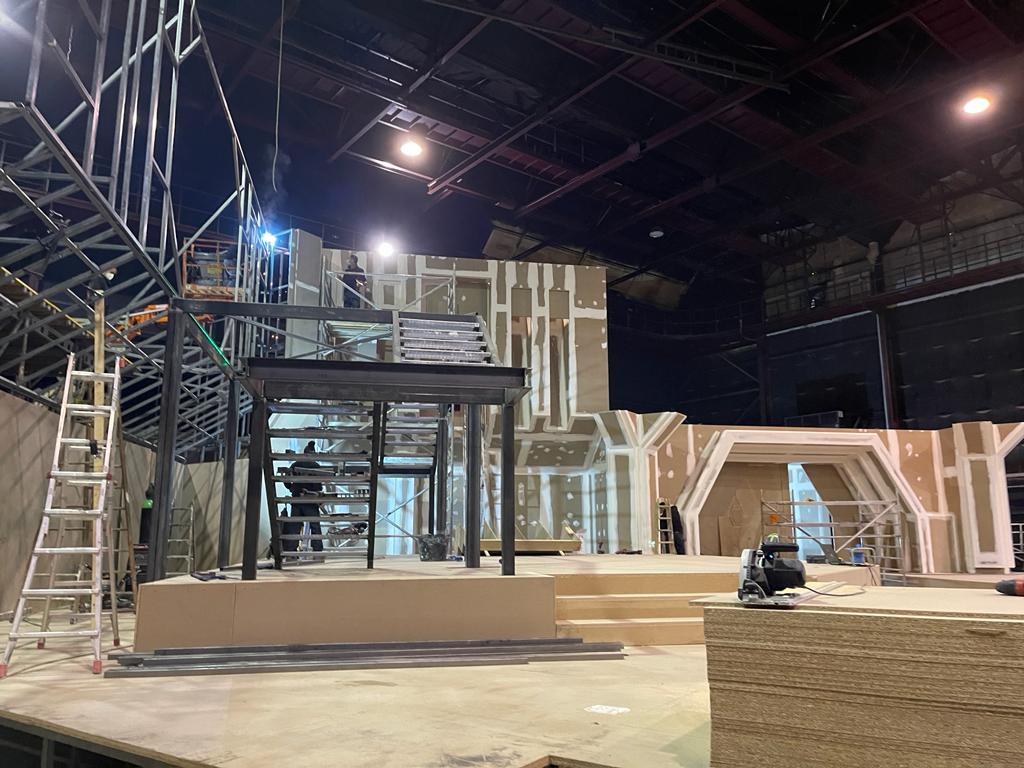 Se está construyendo un escenario en un gran edificio.