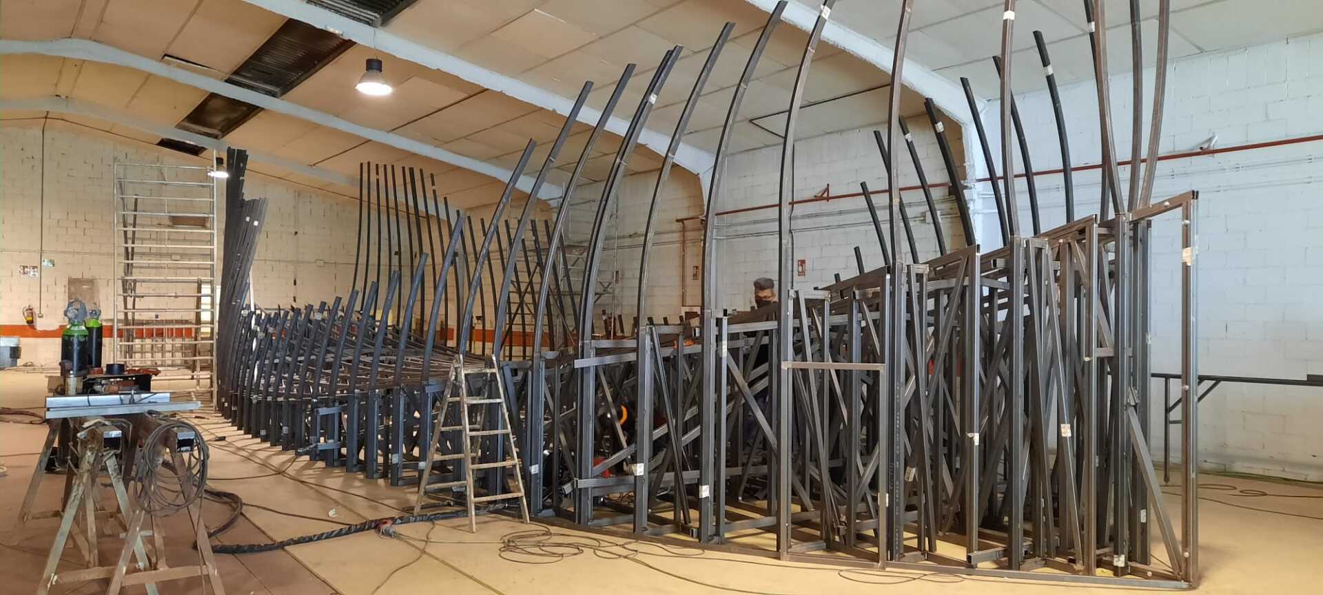 Se está construyendo una gran estructura metálica en un almacén.