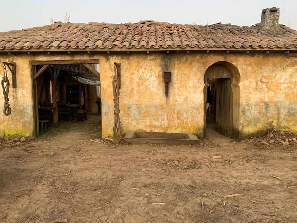 Un edificio antiguo con techo de tejas y una puerta.