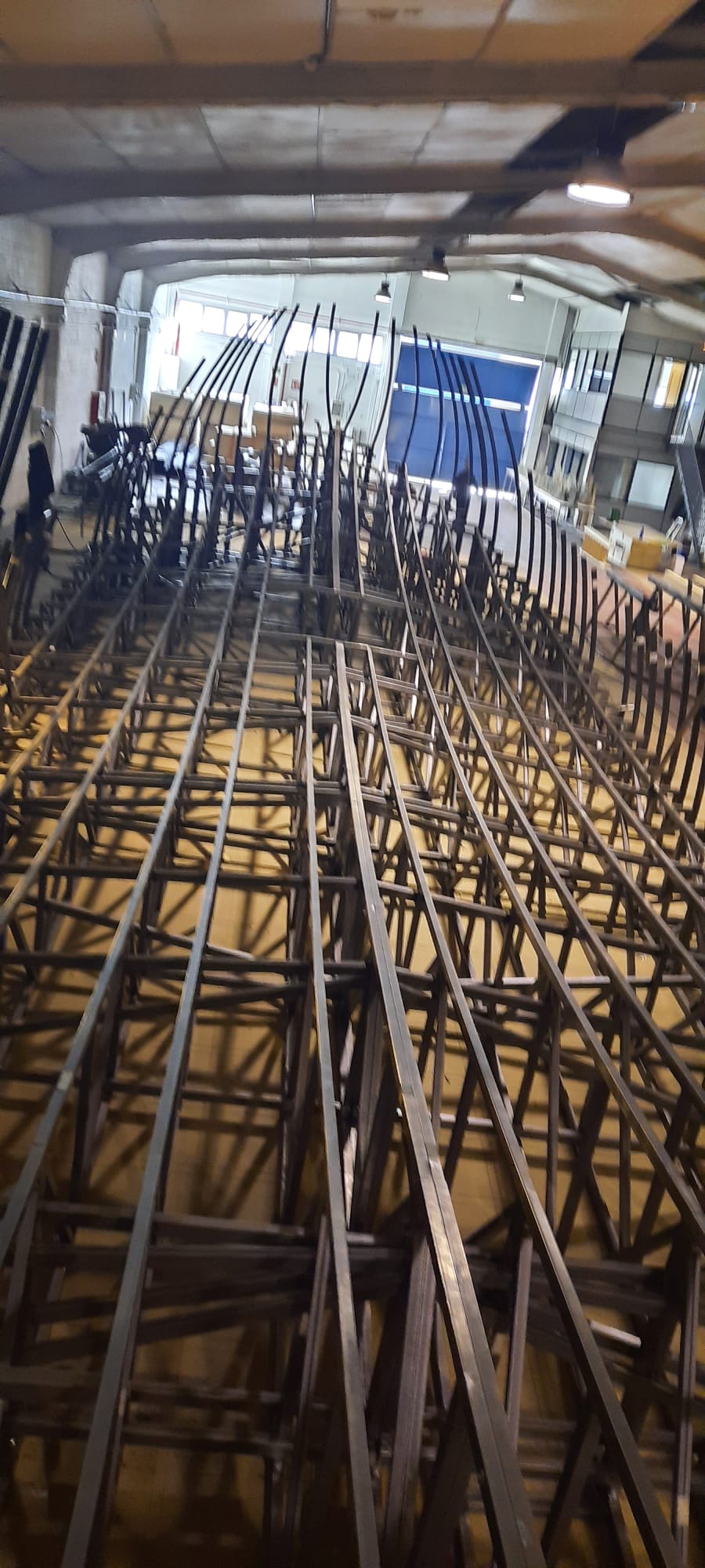 El interior de un edificio con muchas vigas de madera.