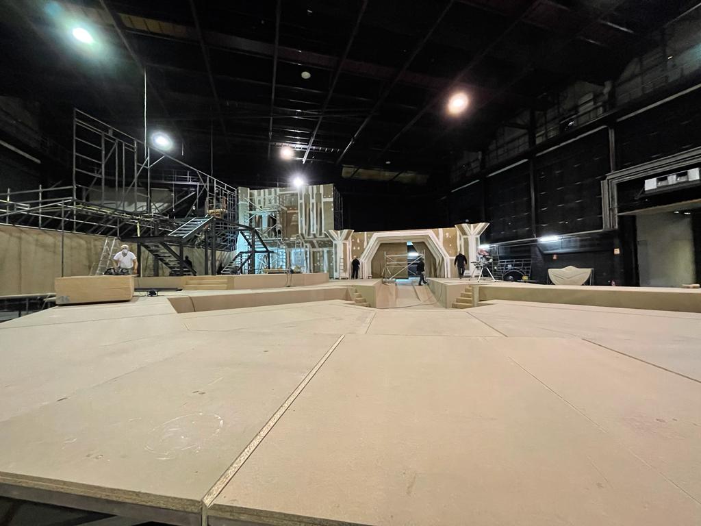 Una habitación grande con muchos pisos de madera y escaleras.