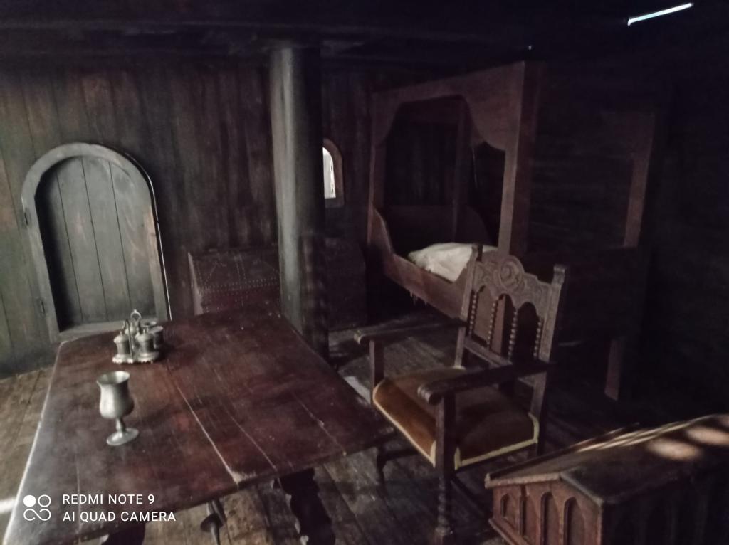 Una habitación con una mesa y sillas y una cama