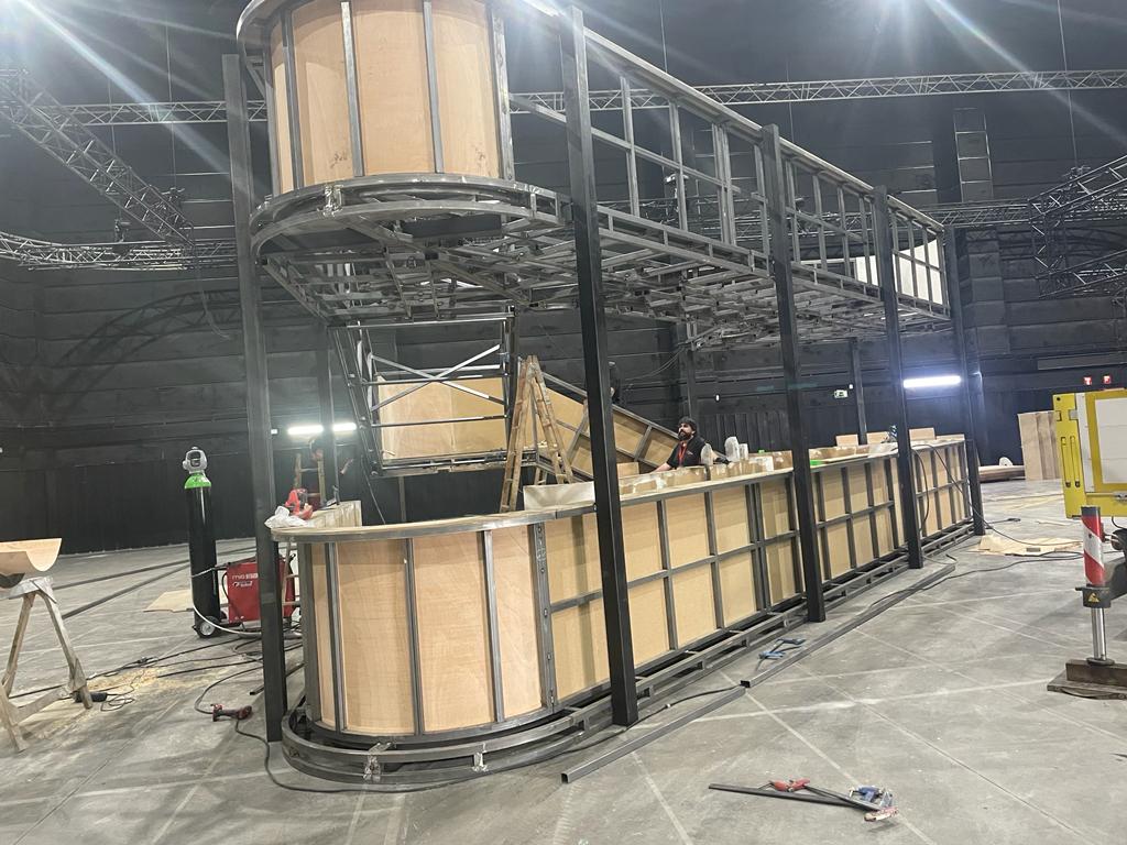 Se está construyendo una larga barra de madera en un gran edificio.