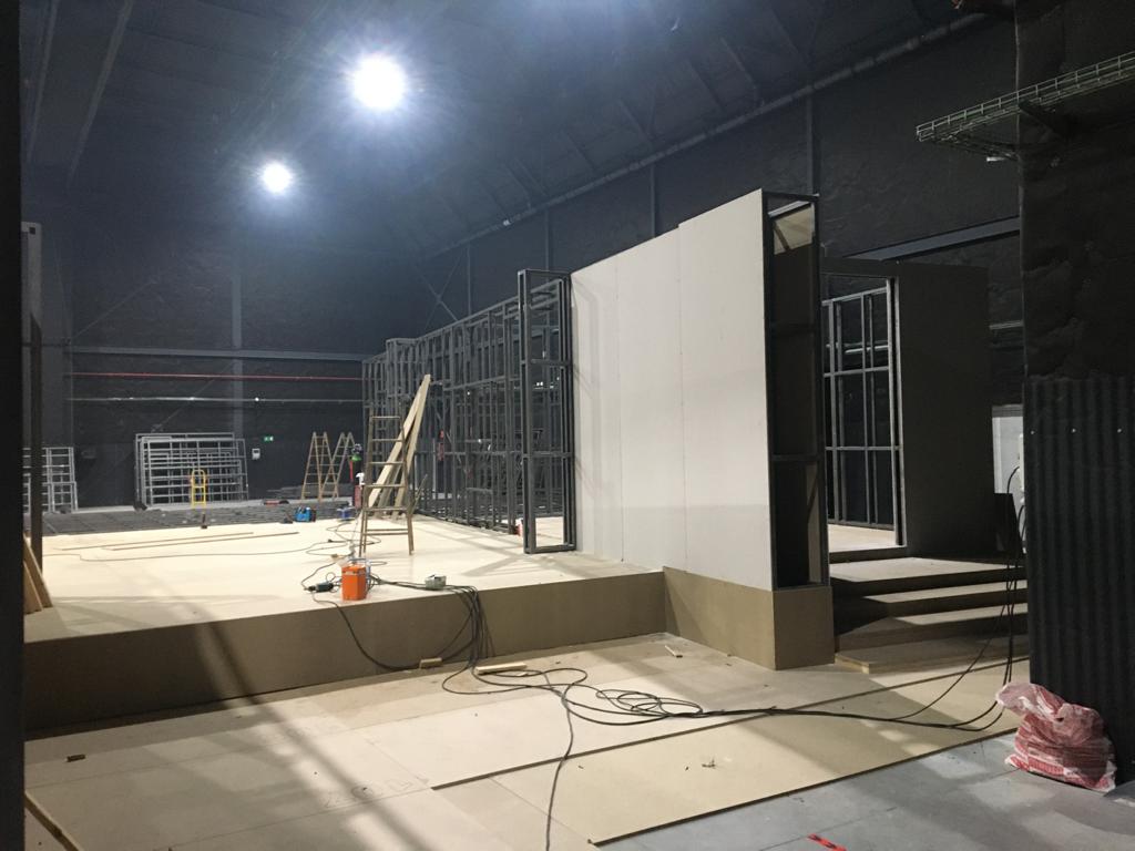 Un gran edificio en construcción con muchos andamios.