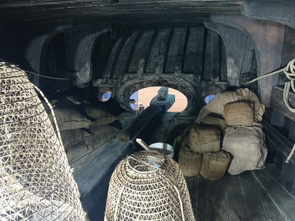 Una persona está mirando a través de un agujero en un edificio.