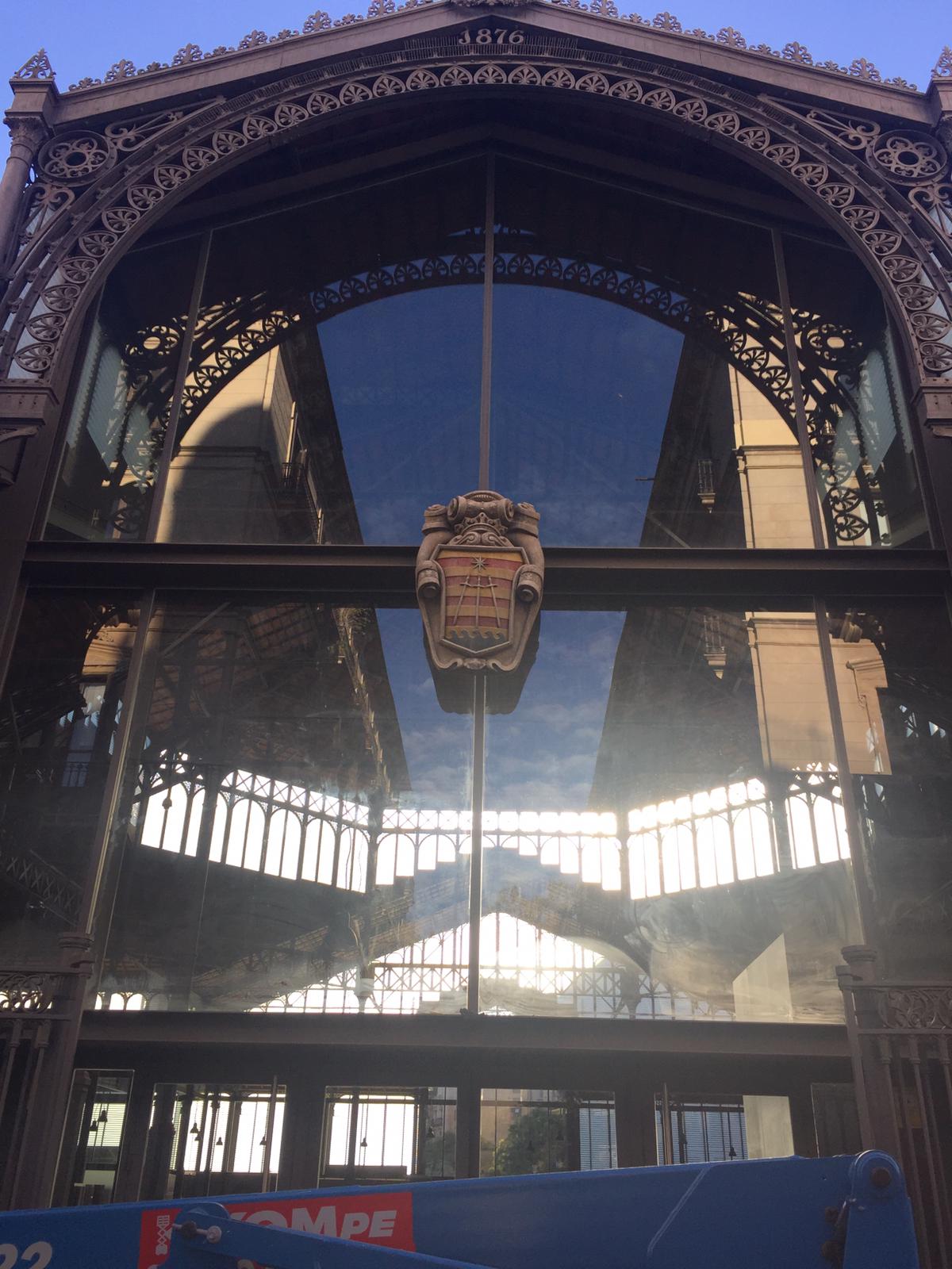 Un edificio con un escudo de armas en la parte superior.