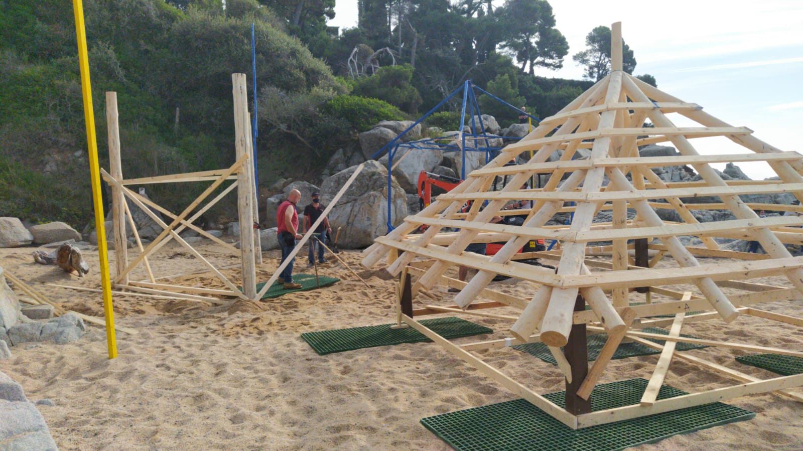 Se está construyendo una estructura de madera en la playa.