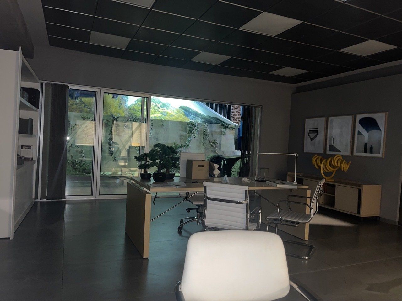 Un modelo de una oficina con un escritorio y sillas.