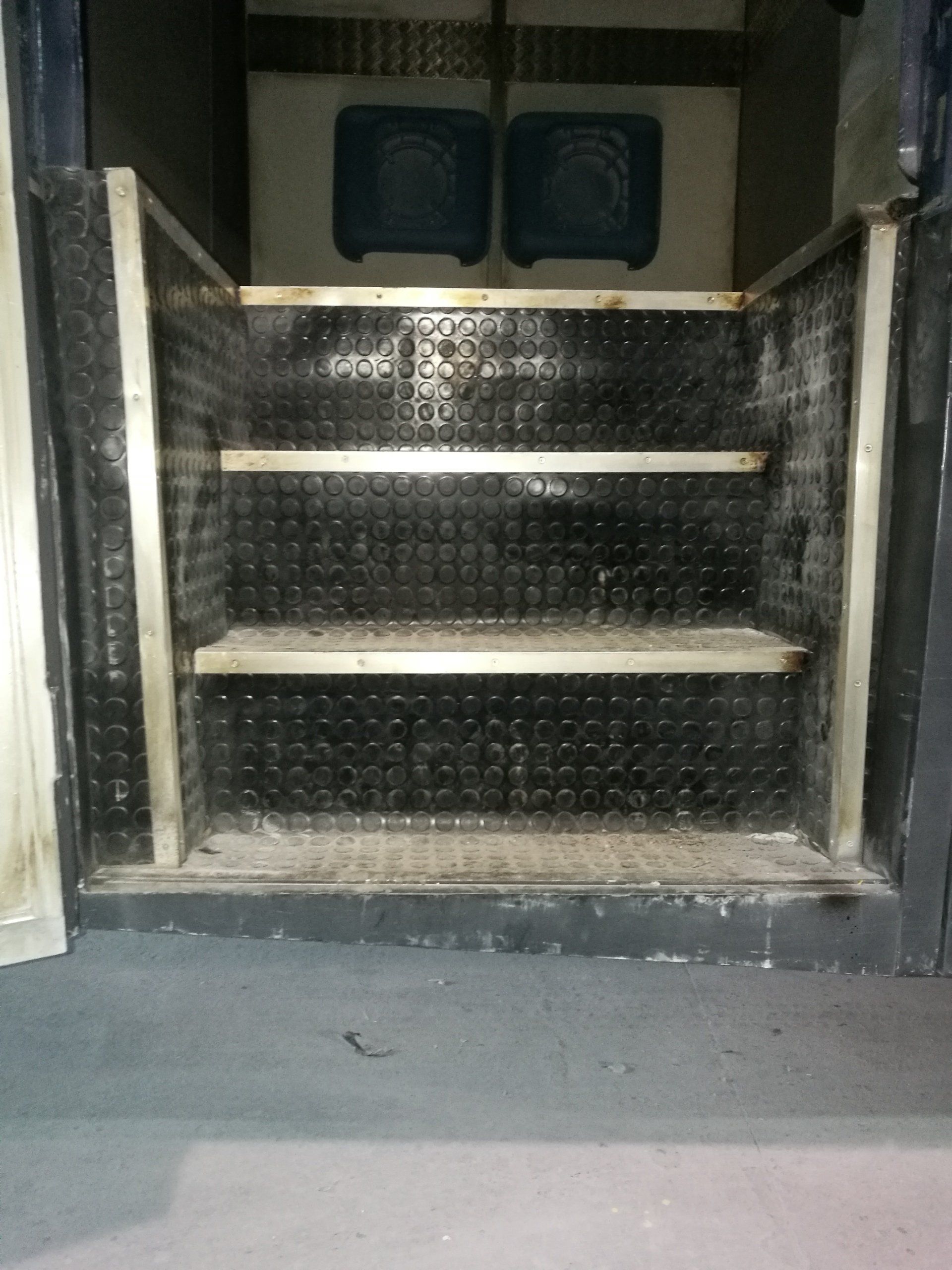 Un conjunto de escaleras negras con barandilla de metal.