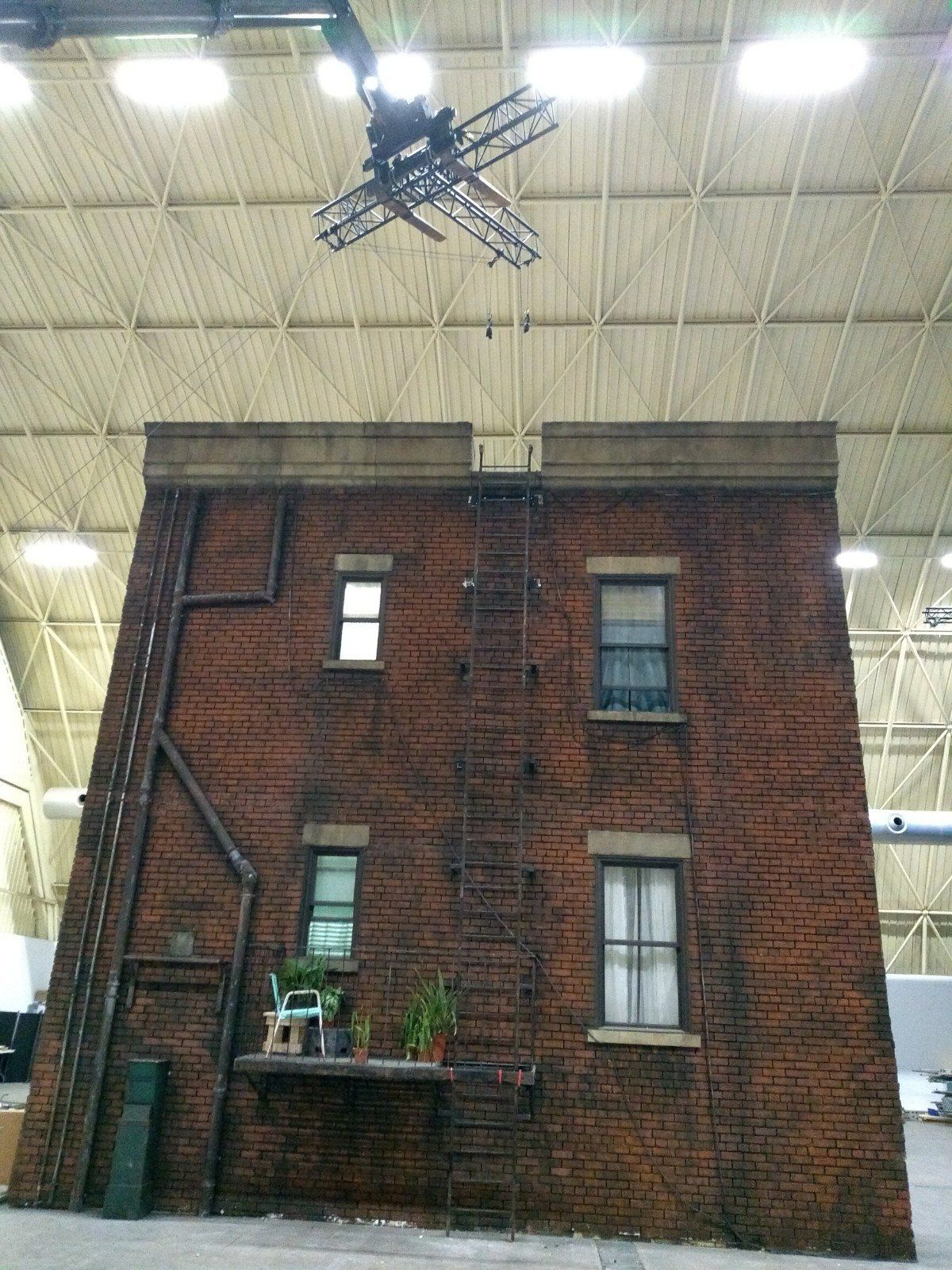 Un gran edificio de ladrillo con una escalera de incendios en el lateral.