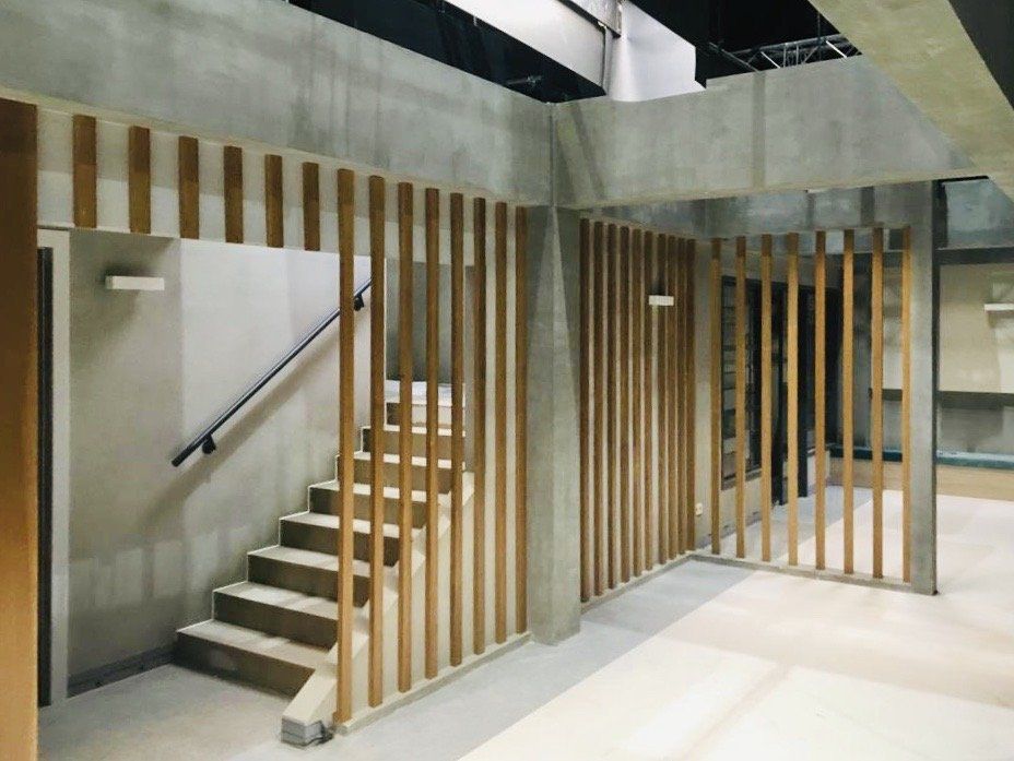 Una escalera en un edificio con barandilla de madera