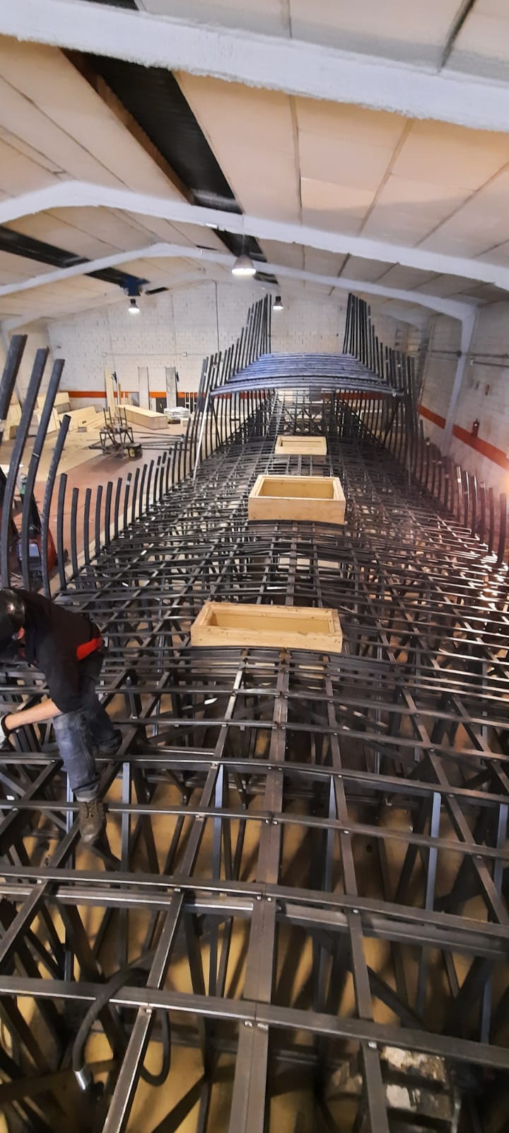 Se está construyendo una gran estructura metálica en un almacén.