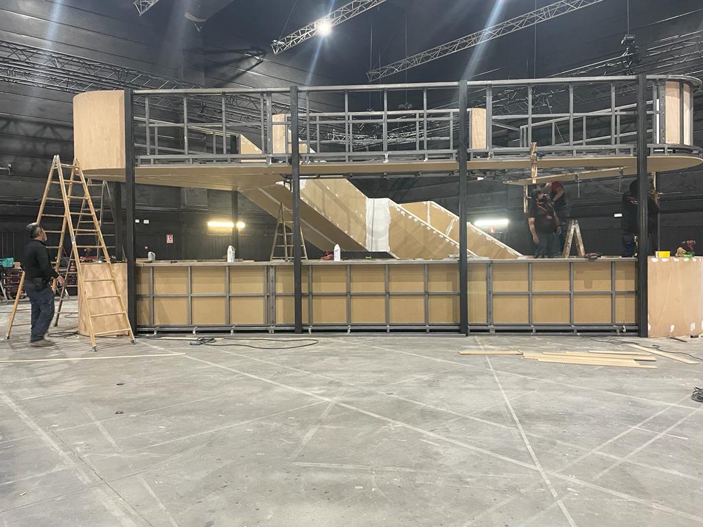 Un hombre está parado frente a un edificio en construcción.