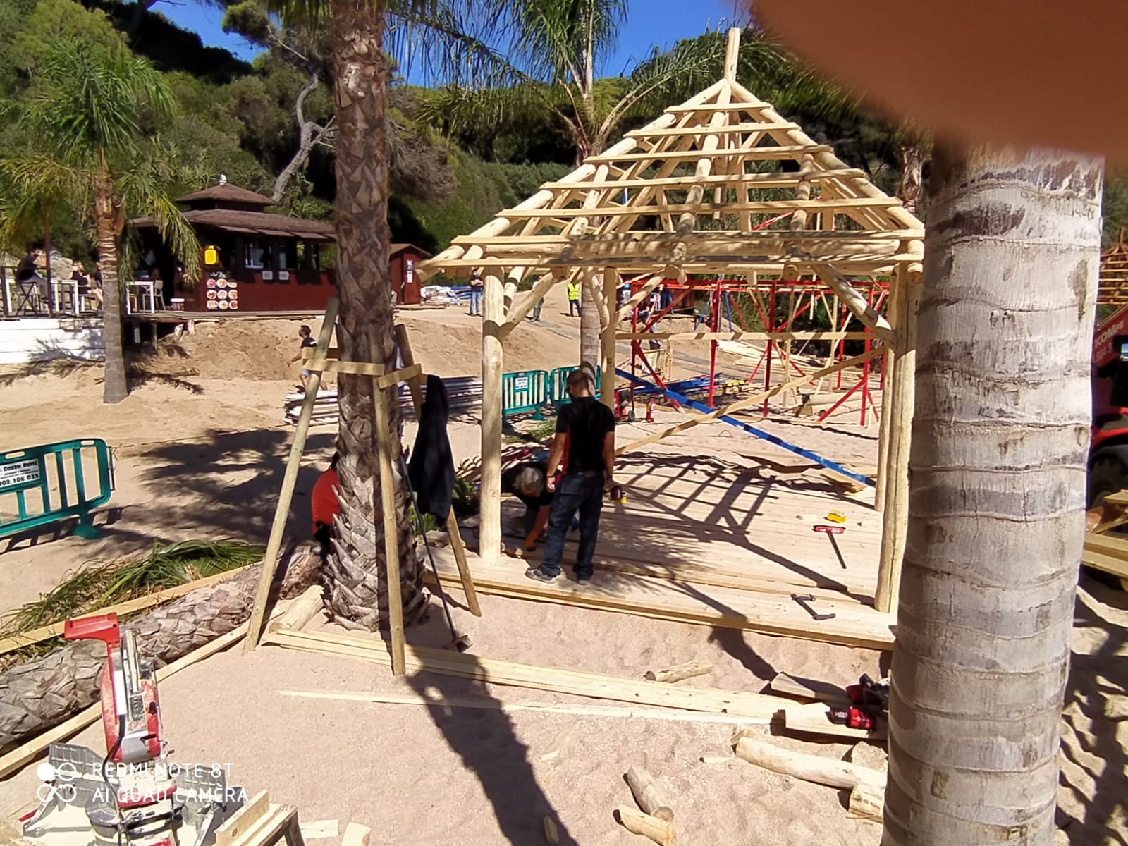Se está construyendo una estructura de madera en la playa.