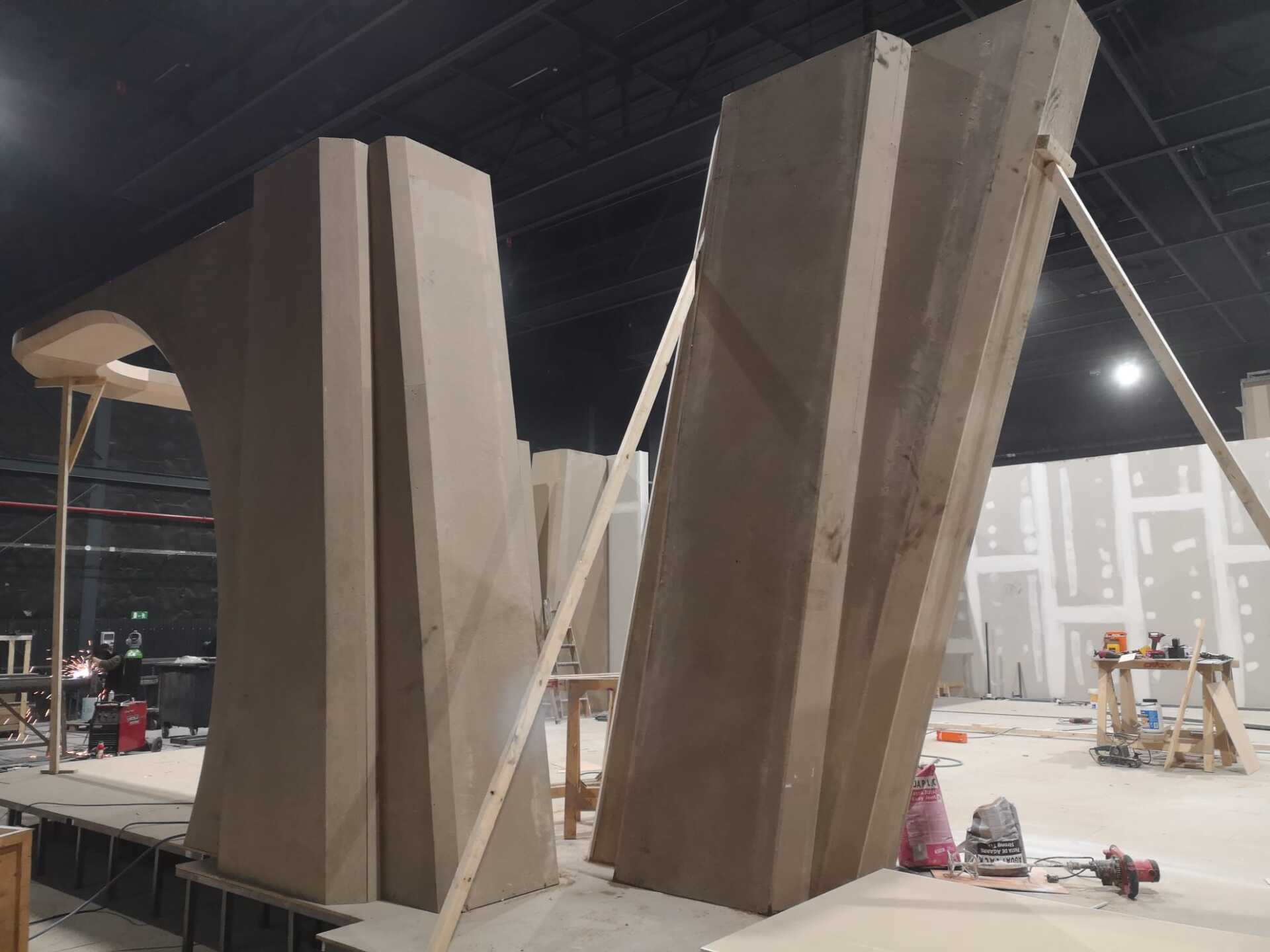 Se está construyendo una gran escultura de la letra m en un edificio.