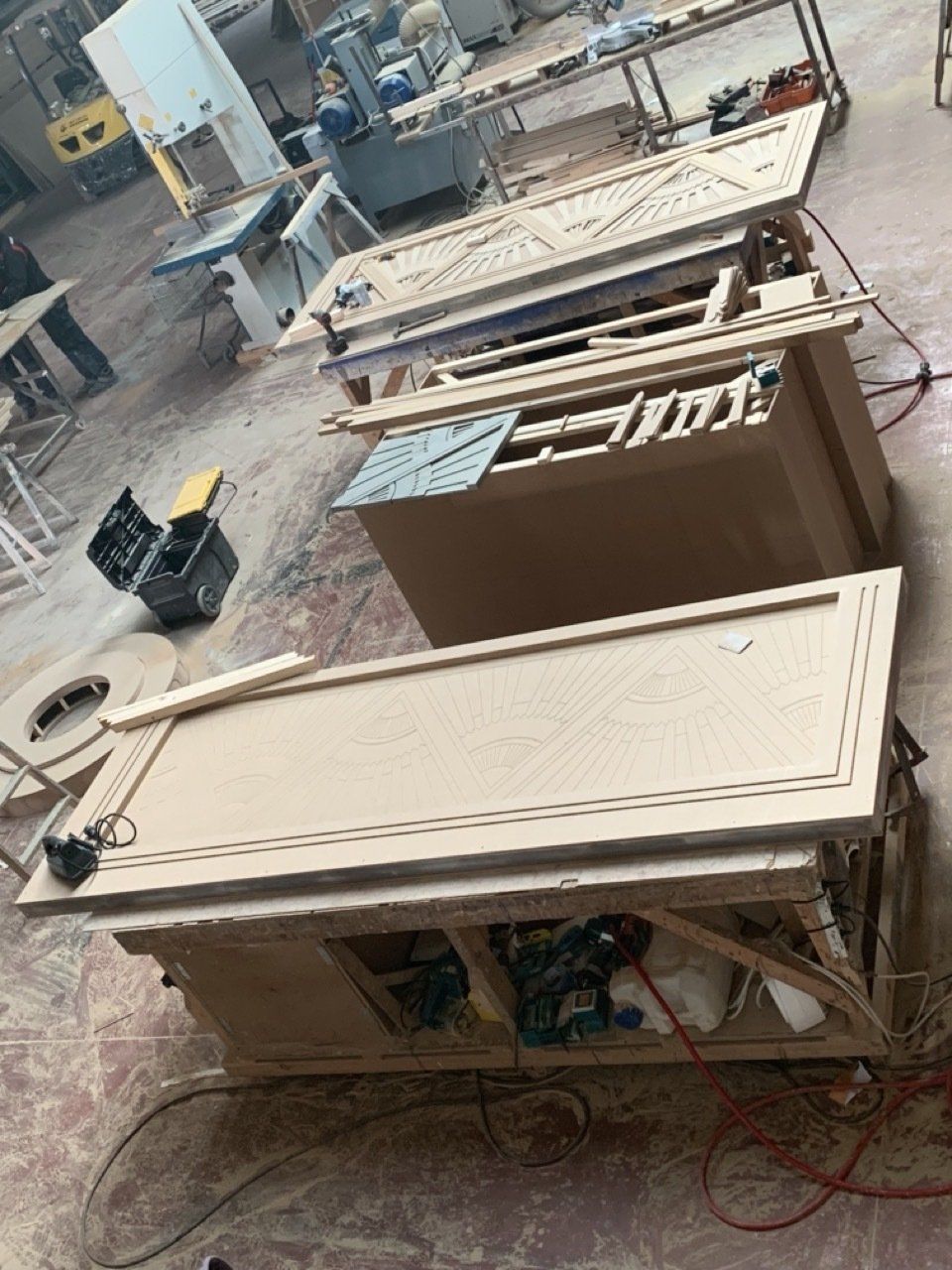 Un grupo de mesas de madera están colocadas una encima de otra en una habitación.