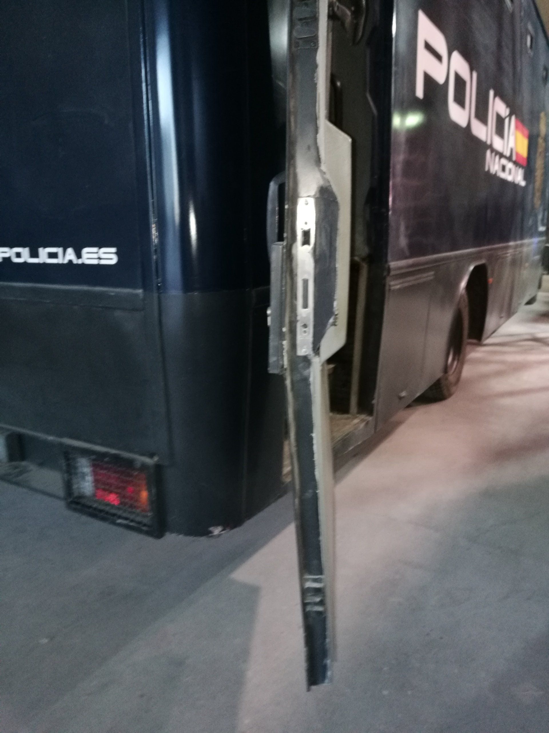 Un autobús negro con la palabra policía en el costado.