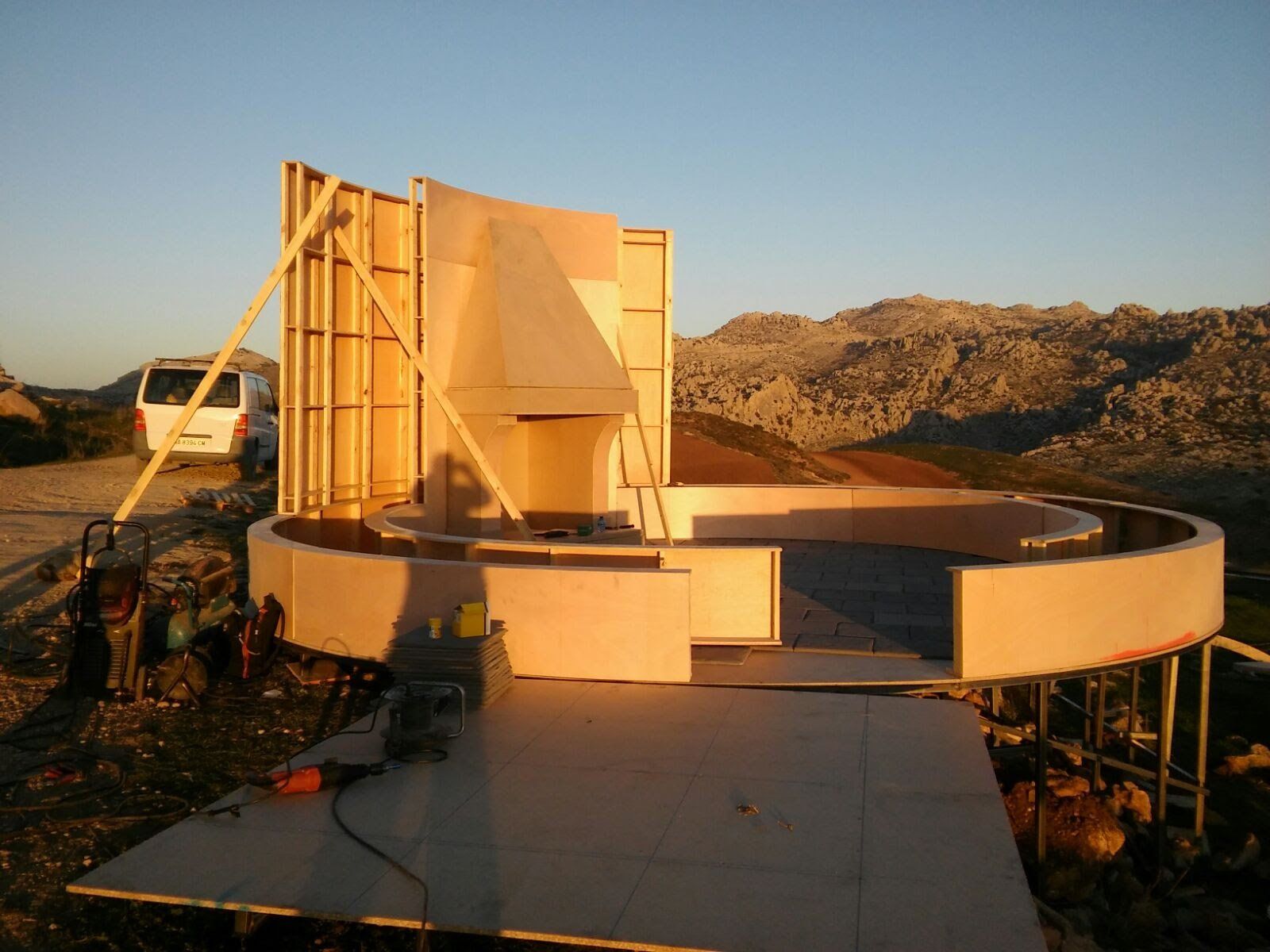 Se está construyendo una estructura circular con una montaña al fondo.